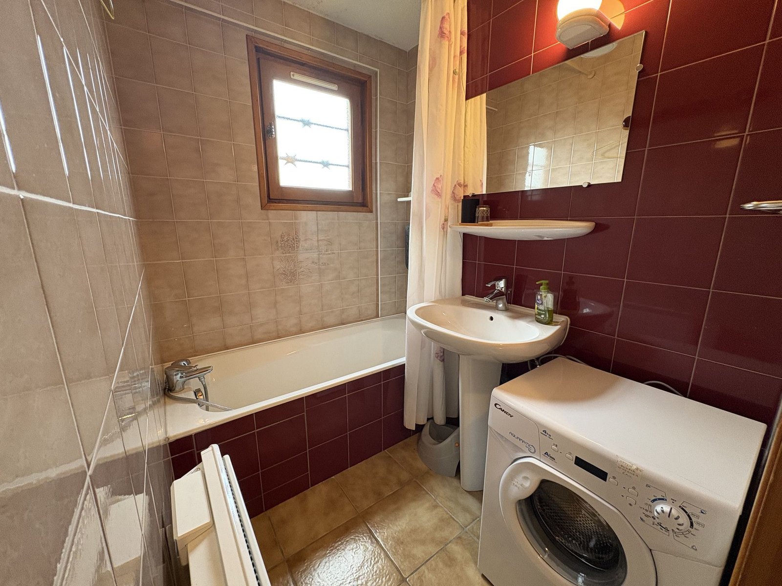 Salle de bain avec lave-linge