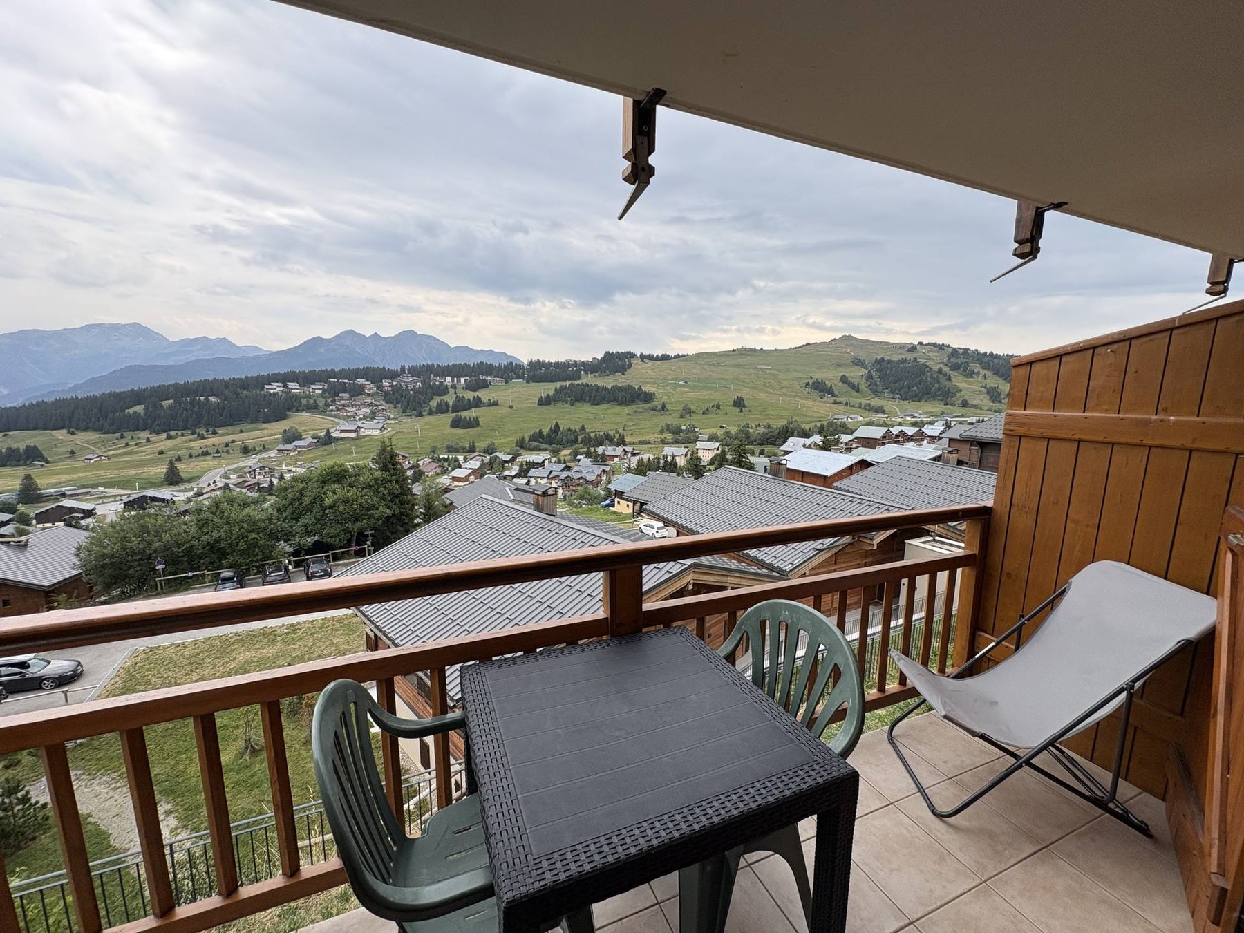 Terrasse balcon avec vue panoramique sur la station