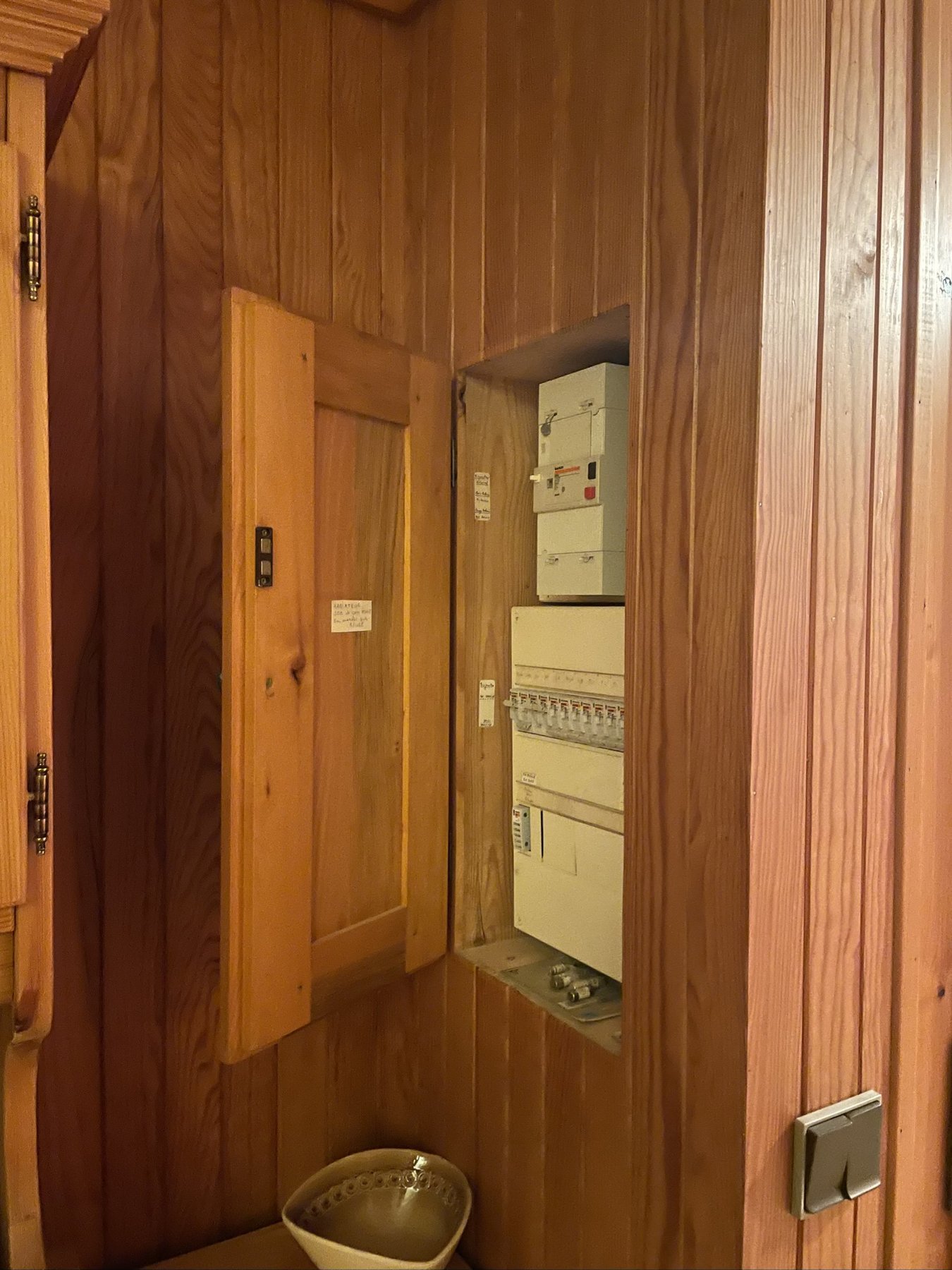 Emplacement du disjoncteur dans le salon